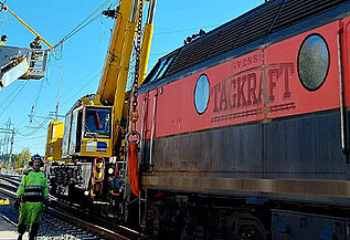 KRC910 during the lifting of the derailed locomotive