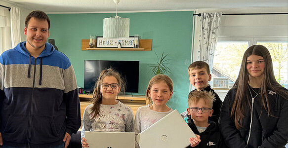 [Translate to English:] Gruppenbild Notebook-Spendenübergabe in Olpe