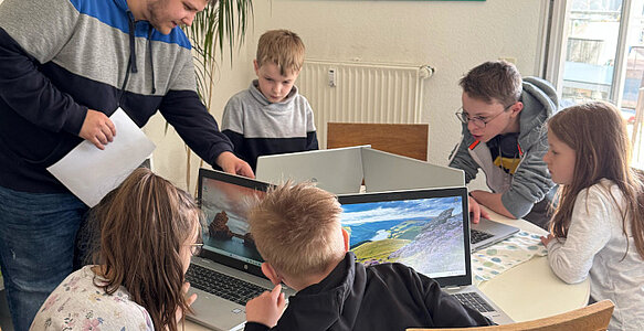 [Translate to English:] Kinder mit den neuen Notebooks von HERING