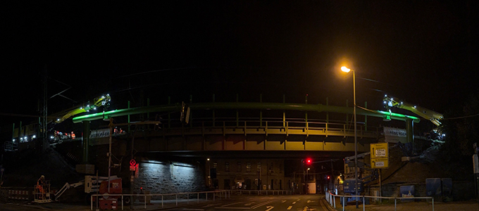 Tandem lift with railway slewing cranes for a torsion beam