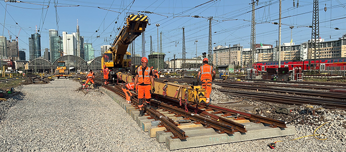 Track construction crane with Turnout 