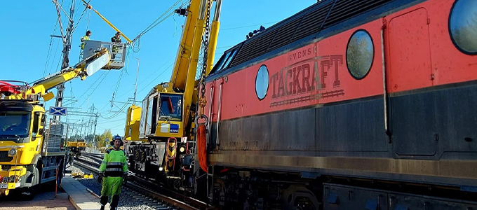 KRC910 during the lifting of the derailed locomotive