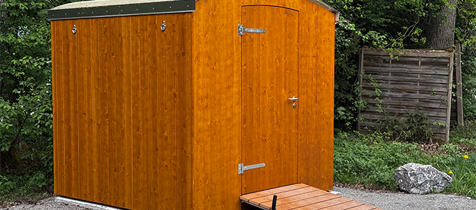 Self-contained toilet facility in a low-barrier version
