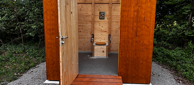 Interior of a self-contained toilet facility in a low-barrier version