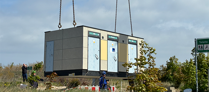 Toilet facility on tandem lift